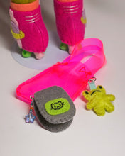 Load image into Gallery viewer, [Made to Order] Skater alien

