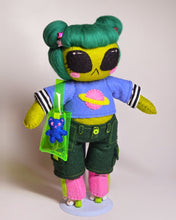 Load image into Gallery viewer, [Made to Order] Skater alien
